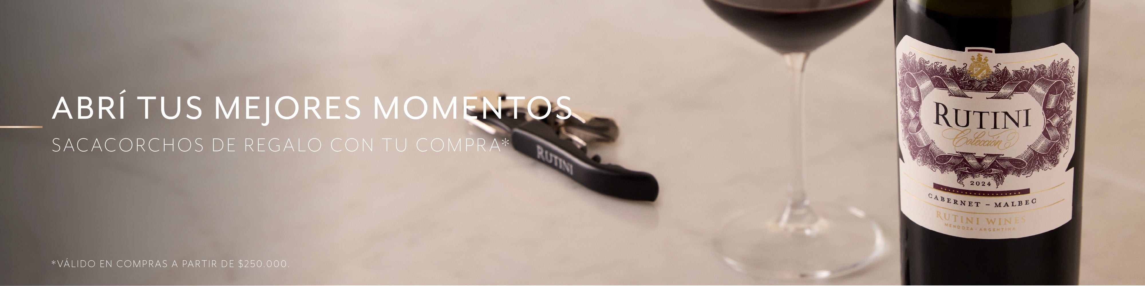 Botella de vino tinto Rutini, copa servida y sacacorchos de regalo sobre fondo claro con el texto 'Abrí tus mejores momentos'